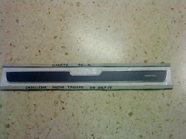 EMBELLECEDOR PORTON TRASERO VW GOLF IV